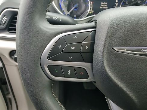 Used 2023 Chrysler Pacifica Touring-L image 25