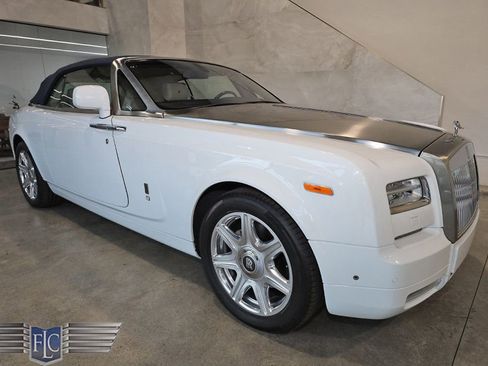 Used 2014 Rolls-Royce Phantom Drophead Coupe image 51