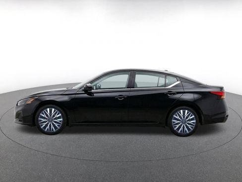 Used 2025 Nissan Altima 2.5 SV FWD image 4