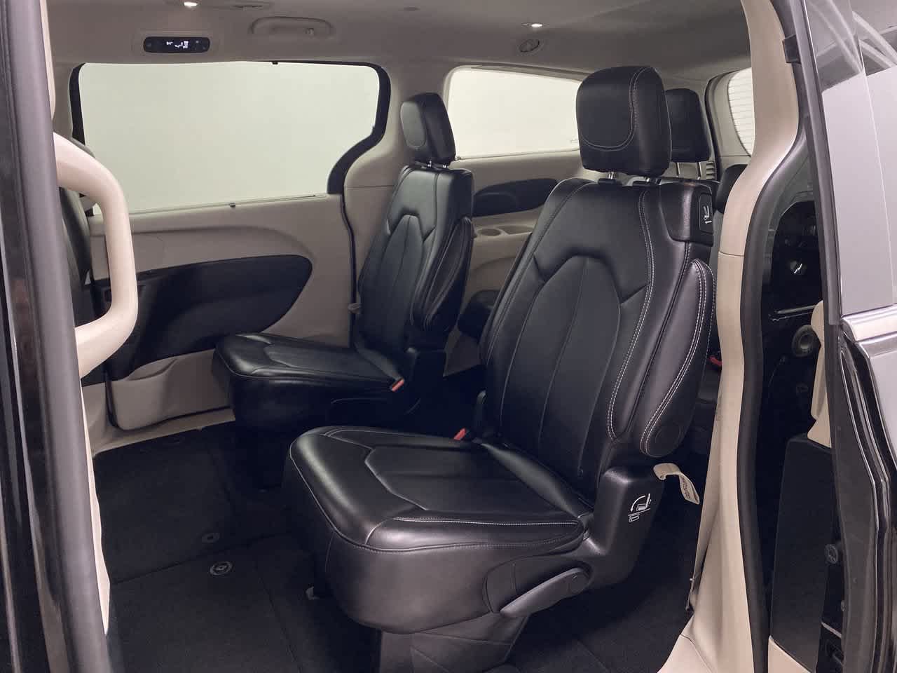 Used 2024 Chrysler Pacifica Touring-L FWD image 17