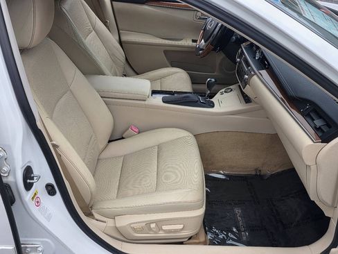 Used 2014 Lexus ES 300h w/ Luxury Package w/Bamboo Trim FWD image 11