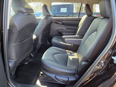 Used 2020 Toyota Highlander XLE image 18