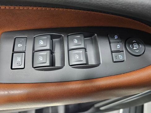 Used 2019 Cadillac Escalade Luxury AWD/4WD image 32