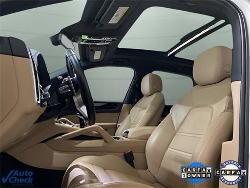 Used 2022 Porsche Cayenne w/ Premium Package image 21