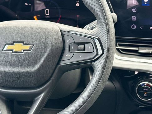 Used 2025 Chevrolet Trax LT FWD image 17