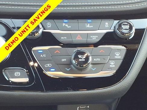 New 2026 Chrysler Pacifica Select image 9