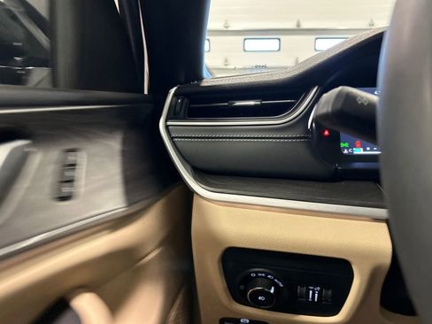 Used 2024 Jeep Grand Cherokee Limited w/ Luxury Tech Group II image 19