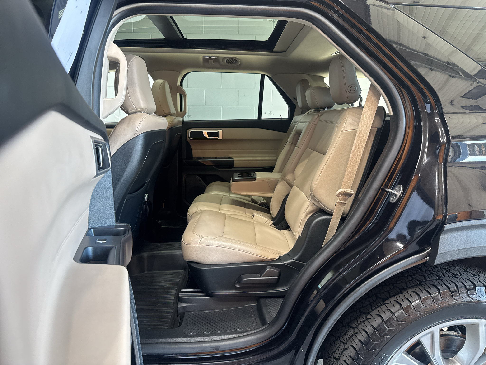 Used 2020 Ford Explorer XLT w/ Equipment Group 202A AWD/4WD image 10