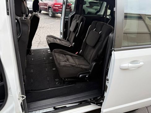 Used 2020 Dodge Grand Caravan SE image 13