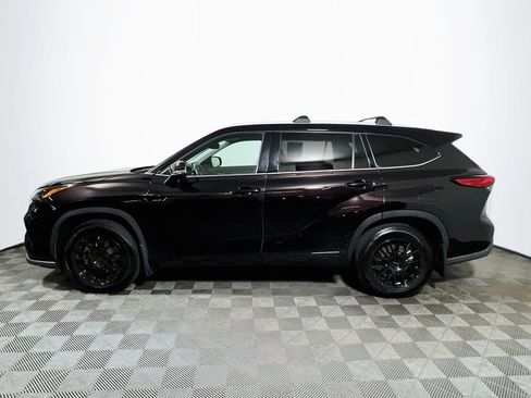 Used 2022 Toyota Highlander XLE AWD/4WD image 4