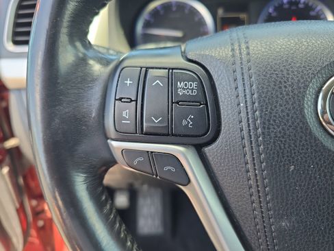 Used 2018 Toyota Highlander SE FWD image 23