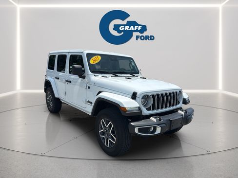 Used 2025 Jeep Wrangler Unlimited Sahara AWD/4WD image 4