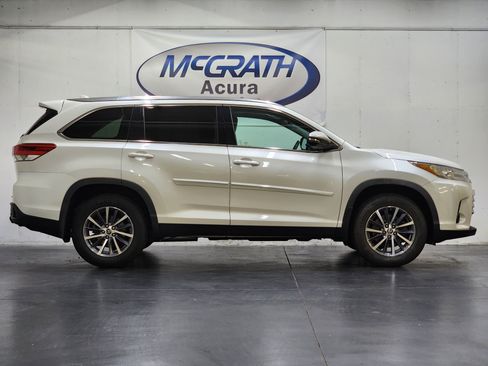 Used 2019 Toyota Highlander XLE AWD/4WD image 3