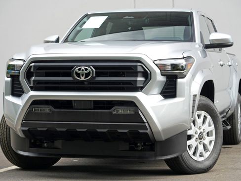 Used 2025 Toyota Tacoma SR5 AWD/4WD image 3