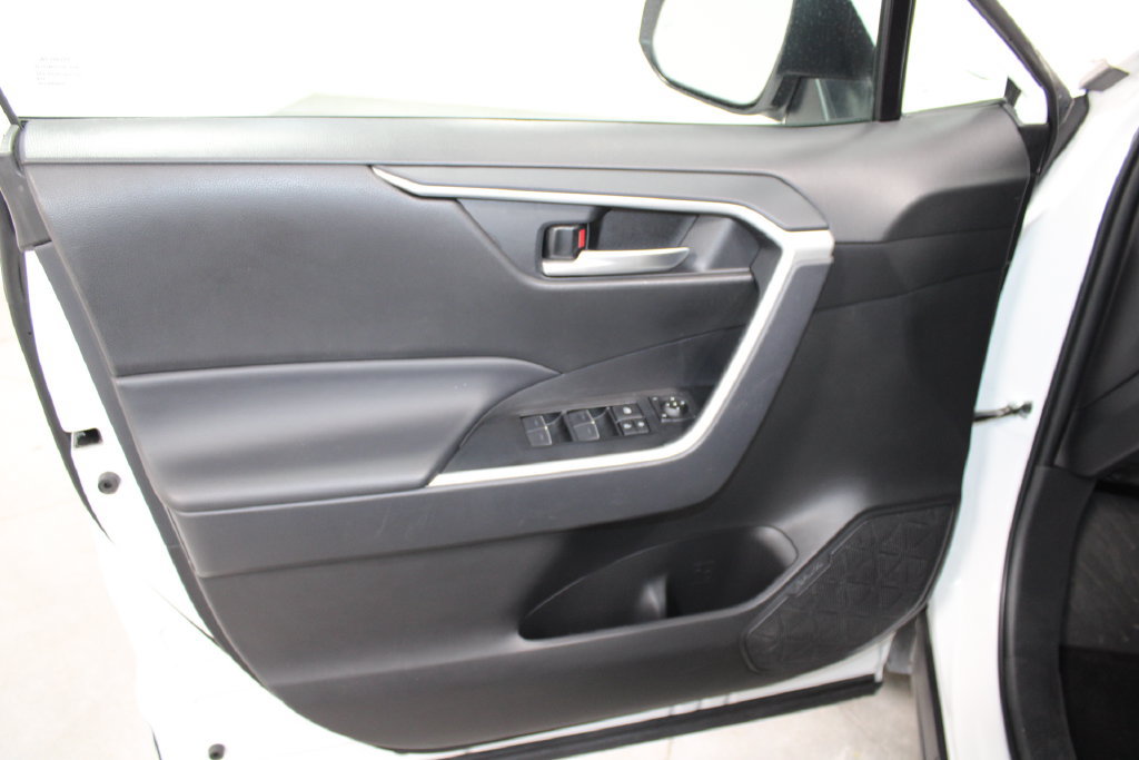 Used 2025 Toyota RAV4 XLE AWD/4WD image 16