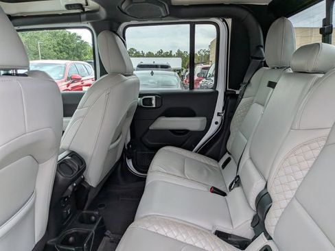 Used 2023 Jeep Gladiator Overland AWD/4WD image 14