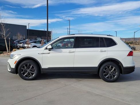 Used 2022 Volkswagen Tiguan SE w/ Panoramic Sunroof Package image 2