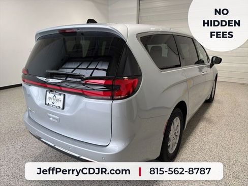 New 2026 Chrysler Pacifica Select FWD image 25