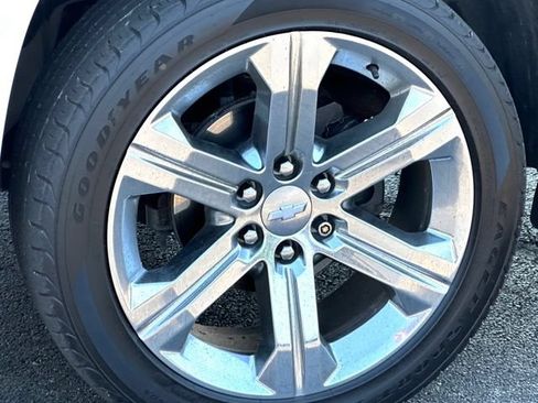 Used 2020 Chevrolet Suburban Premier w/ Premier 6.2L Value Package AWD/4WD image 9