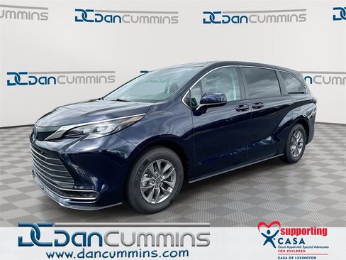 Used 2024 Toyota Sienna LE image 1