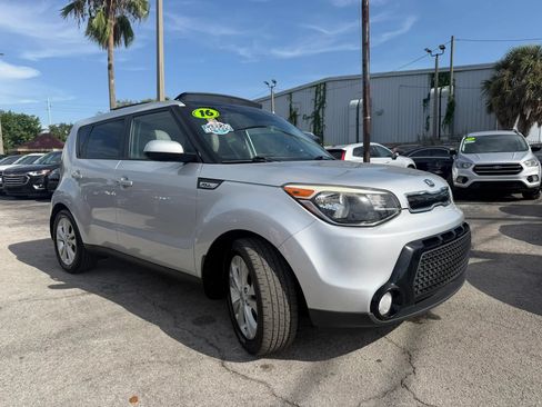 Used 2016 Kia Soul + w/ Primo Package FWD image 3