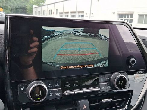 Used 2023 Toyota Highlander XLE AWD/4WD image 19