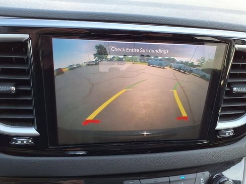 Used 2024 Chrysler Pacifica Touring-L FWD image 9