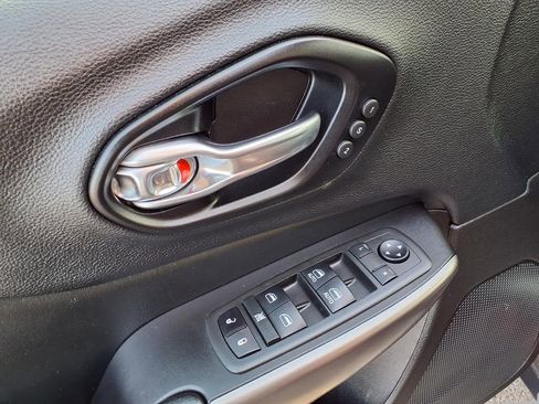 Used 2021 Jeep Cherokee Limited image 19