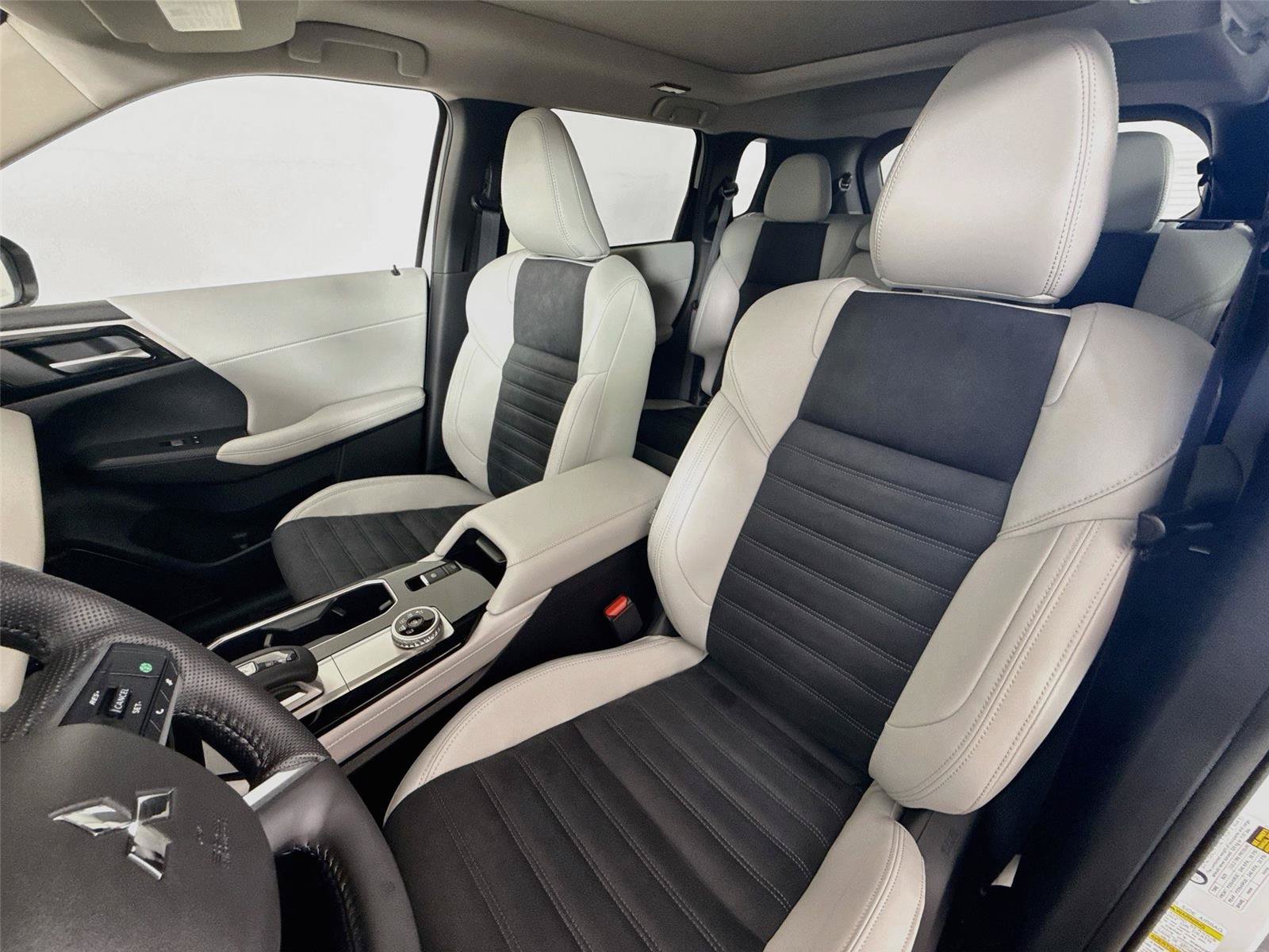 New 2026 Mitsubishi Outlander SE FWD image 2