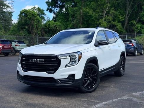Used 2023 GMC Terrain SLE w/ Driver Convenience Package FWD image 2