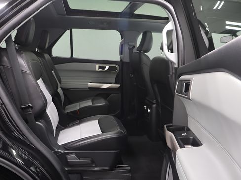 Used 2023 Ford Explorer XLT w/ Equipment Group 202A AWD/4WD image 19