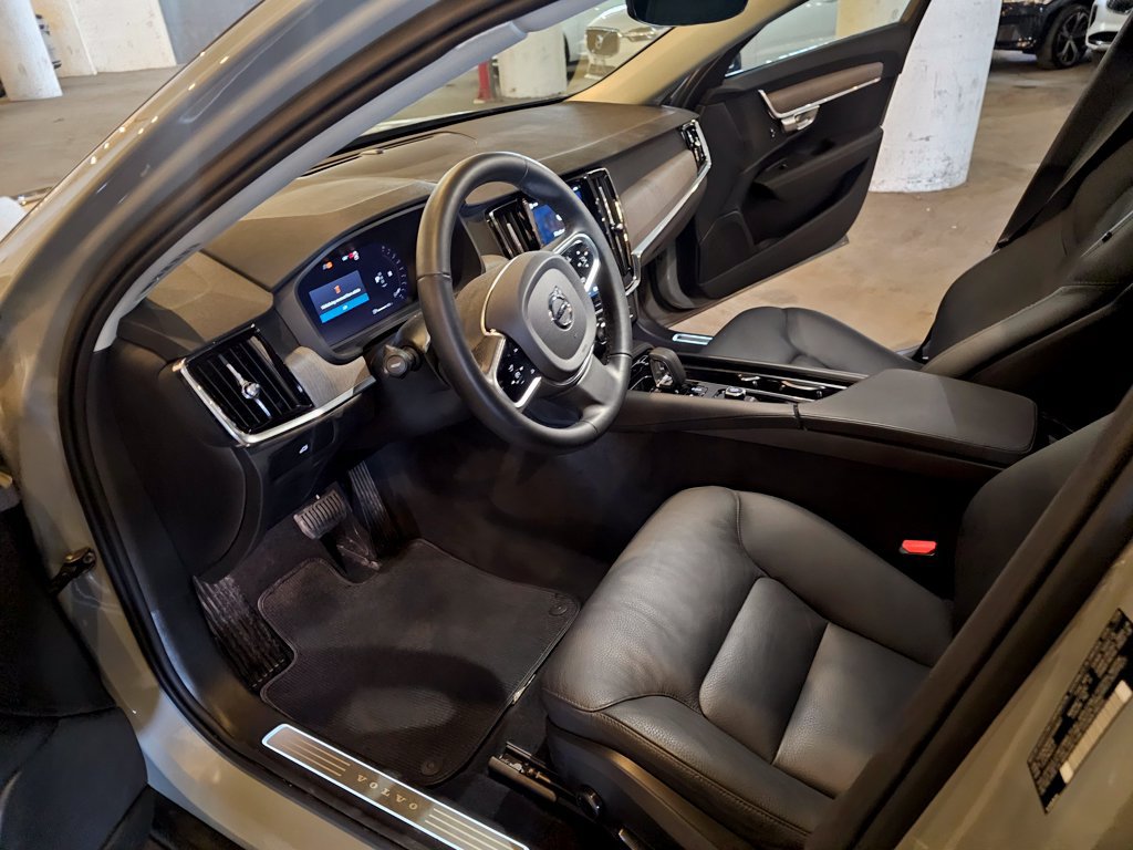Certified 2025 Volvo V90 B6 Cross Country Plus AWD/4WD image 17