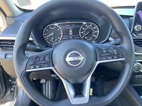 Used 2025 Nissan Altima 2.5 SV FWD image 35
