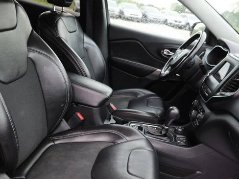 Used 2019 Jeep Cherokee Latitude Plus w/ Cold Weather Group AWD/4WD image 15