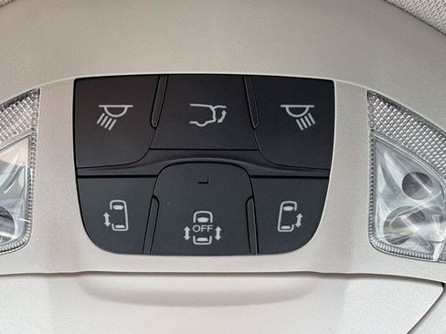 Used 2023 Chrysler Pacifica Limited AWD/4WD image 36