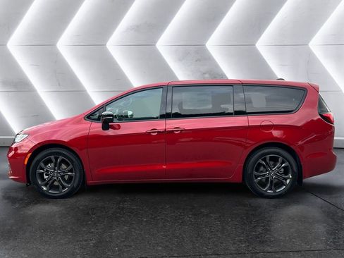 New 2026 Chrysler Pacifica Select image 3