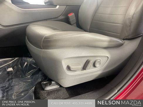 Used 2020 Toyota Highlander XLE AWD/4WD image 25
