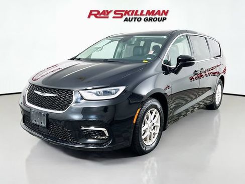 Used 2024 Chrysler Pacifica Touring-L FWD image 3