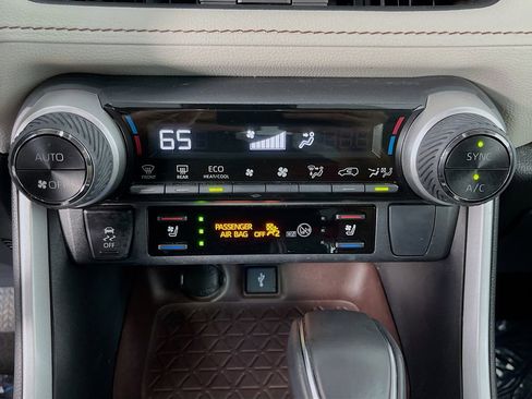 Used 2022 Toyota RAV4 Limited image 21