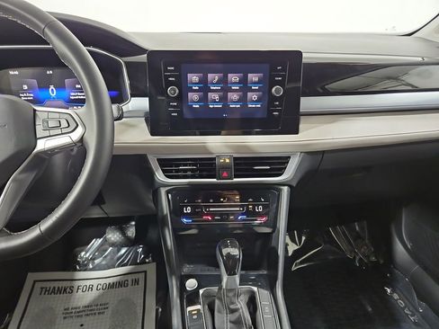 Used 2025 Volkswagen Taos SE FWD image 18