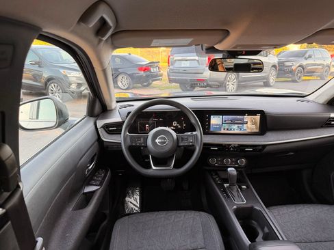 Used 2025 Nissan Kicks SV FWD image 29