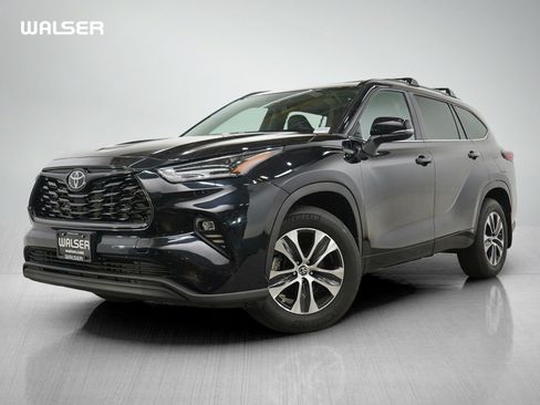 Used 2023 Toyota Highlander XLE AWD/4WD image 1