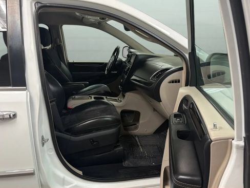 Used 2016 Chrysler Town & Country Limited FWD image 22