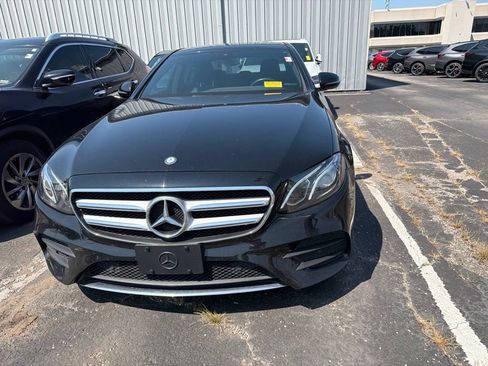 Used 2017 Mercedes-Benz E 300 4MATIC image 2