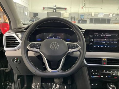 New 2025 Volkswagen Taos SE w/ Panoramic Sunroof Package AWD/4WD image 15
