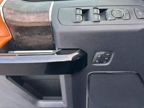 Used 2022 Ford F250 Lariat w/ Black Appearance Package image 11