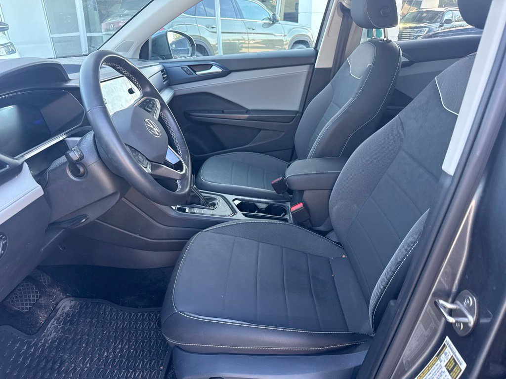 Certified 2024 Volkswagen Taos SE w/ Panoramic Sunroof Package FWD image 2