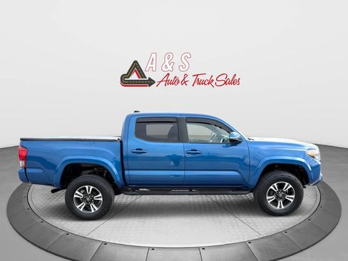 Used 2017 Toyota Tacoma TRD Sport image 6
