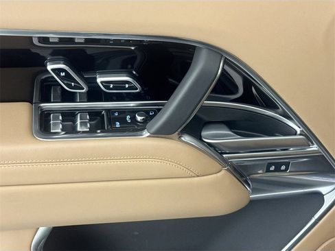 Certified 2025 Land Rover Range Rover SE image 17