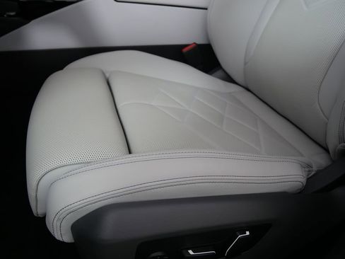 Used 2025 BMW 530i w/ Premium Package image 9